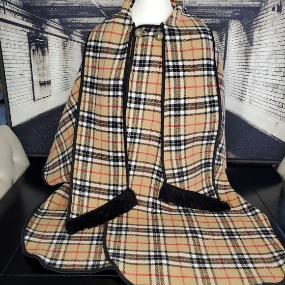 Cape in Burberry Fashion - Picture 5 of 12